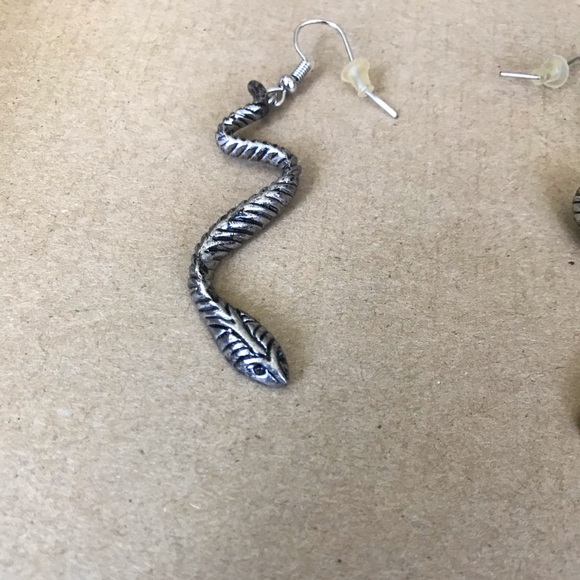 Snake silver metal hook pierce earrings - Picture 2 of 4